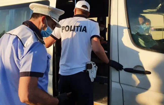 Foto FOTO. Control al poliţiştilor din Olt pentru respectarea măsurilor COVID. Zeci de mijloace de transport în comu, verificate