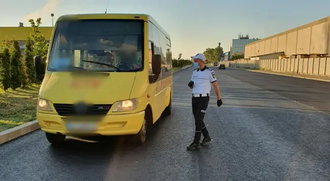 Foto FOTO. Control al poliţiştilor din Olt pentru respectarea măsurilor COVID. Zeci de mijloace de transport în comu, verificate