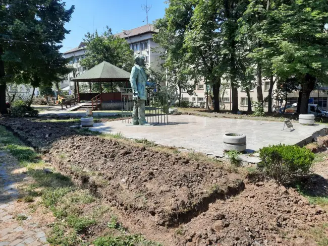 Foto FOTO. Parcul „Eugen Ionescu” din Slatina a intrat în reabilitare