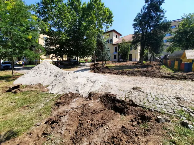 Foto FOTO. Parcul „Eugen Ionescu” din Slatina a intrat în reabilitare