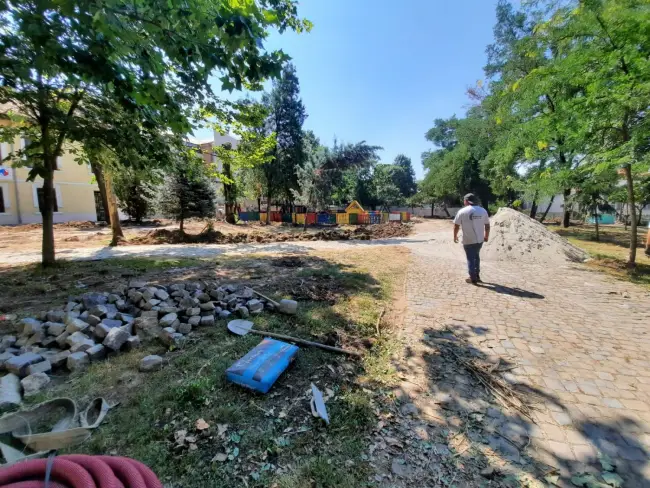 Foto FOTO. Parcul „Eugen Ionescu” din Slatina a intrat în reabilitare