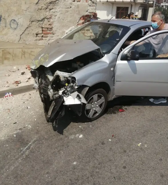Foto FOTO. Un oltean de 60 de ani a provocat un accident, în Craiova. Un taxi s-a răsturnat, taximetristul și două tinere au ajuns la spital