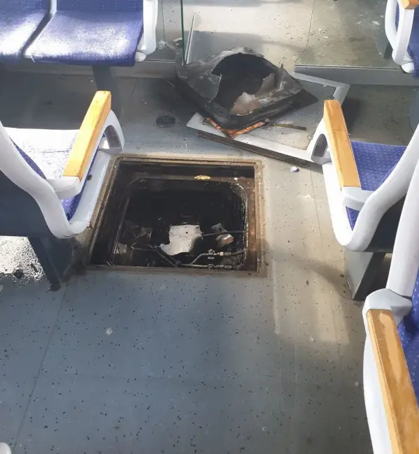 Foto FOTO&VIDEO. Incendiu la un tren staţionat în Osica, gara Vlăduleni. 40 de călători au fost evacuaţi