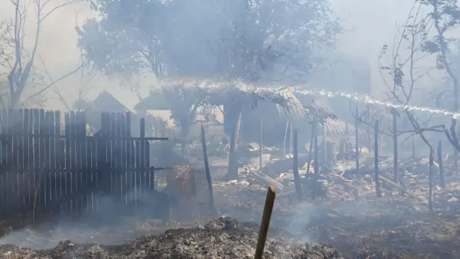 Foto FOTO&VIDEO. Ard trei case, la Strejeşti. Vântul îngreunează intervenţia pompierilor