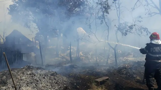 Foto FOTO&VIDEO. Ard trei case, la Strejeşti. Vântul îngreunează intervenţia pompierilor