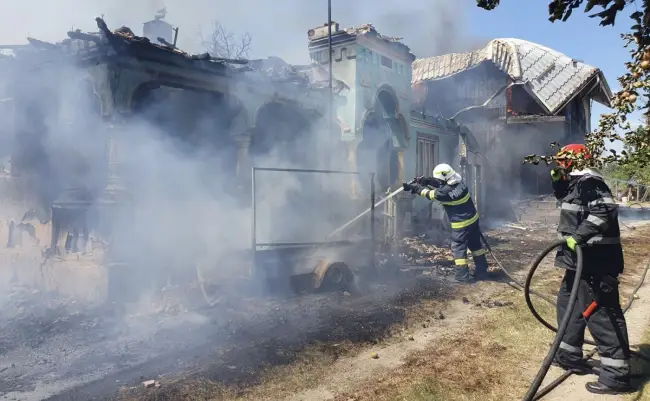Foto FOTO&VIDEO. Ard trei case, la Strejeşti. Vântul îngreunează intervenţia pompierilor