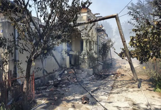 Foto FOTO&VIDEO. Ard trei case, la Strejeşti. Vântul îngreunează intervenţia pompierilor
