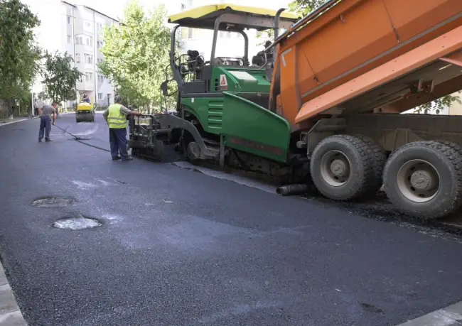 Foto Lucrările de asfaltare a cartierului Steaua din Slatina, finalizate înainte de termen