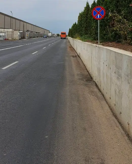 Foto FOTO. Autovehiculele nu mai pot parca pe strada Drăgăneşti din Slatina, lărgită la patru benzi. Au fost montate indicatoare „Oprirea interzisă”