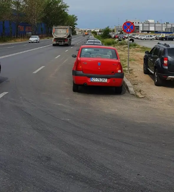 Foto FOTO. Autovehiculele nu mai pot parca pe strada Drăgăneşti din Slatina, lărgită la patru benzi. Au fost montate indicatoare „Oprirea interzisă”