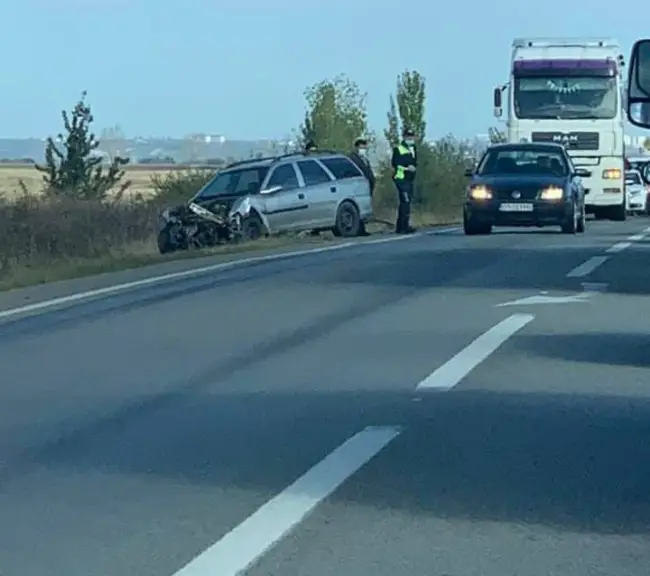 Foto FOTO. Accident în zona Saru. Un autoturism s-a răsturnat în afara drumului