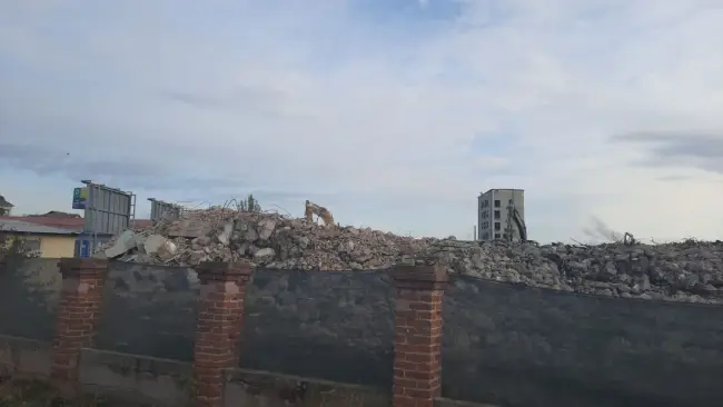 Foto VIDEO. Demolarea fabricii de pâine Aluta, aproape de final. Ce magazine vor apărea în loc