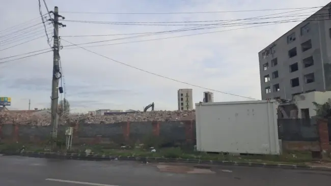 Foto VIDEO. Demolarea fabricii de pâine Aluta, aproape de final. Ce magazine vor apărea în loc