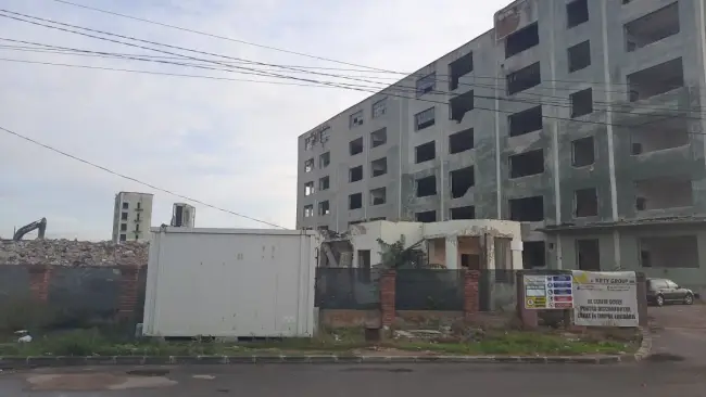 Foto VIDEO. Demolarea fabricii de pâine Aluta, aproape de final. Ce magazine vor apărea în loc
