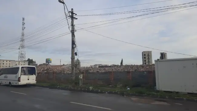 Foto VIDEO. Demolarea fabricii de pâine Aluta, aproape de final. Ce magazine vor apărea în loc