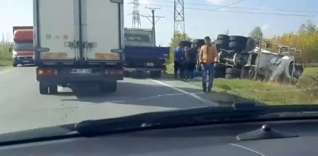 Foto Accident la intrarea în Slatina. O betonieră s-a răsturnat pe DN 65