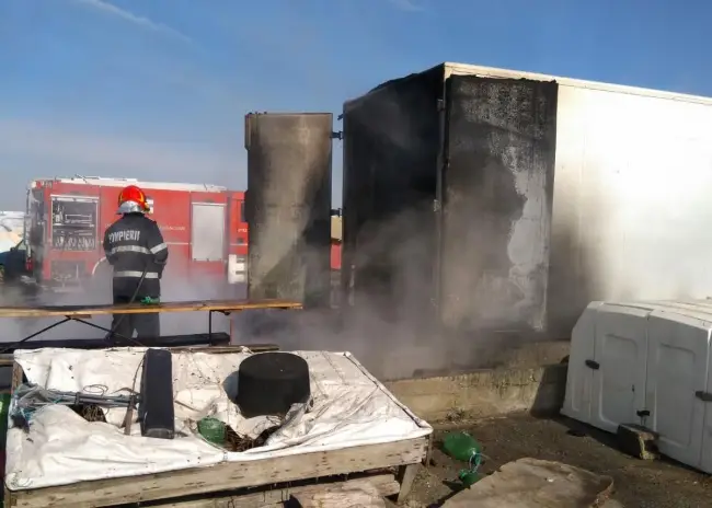 Foto VIDEO. Incendiu în Curtişoara. Au ars o rulotă şi un container