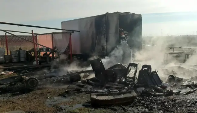 Foto VIDEO. Incendiu în Curtişoara. Au ars o rulotă şi un container