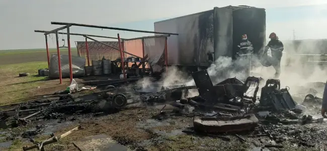 Foto VIDEO. Incendiu în Curtişoara. Au ars o rulotă şi un container