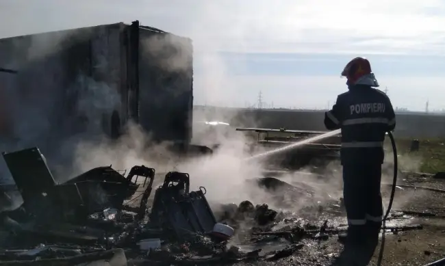Foto VIDEO. Incendiu în Curtişoara. Au ars o rulotă şi un container
