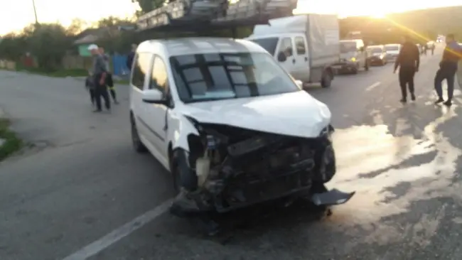 Foto FOTO. Accident rutier în Recea. Două autoturisme implicate în eveniment