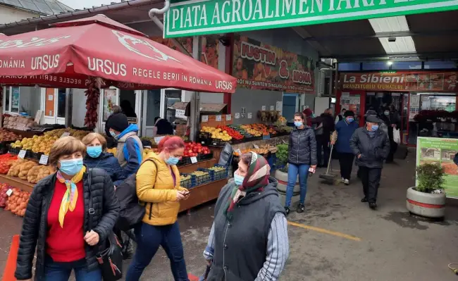 Foto FOTO&VIDEO. Scandal în Piaţa Zahana. Producătorii şi comercianţii merg la Prefectură, după ce niciun reprezentant al instituţiei nu a venit să stea de vorbă cu ei