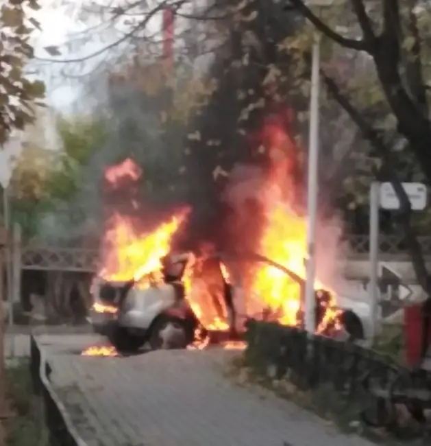 Foto FOTO. Autoturism în flăcări pe o stradă din Slatina