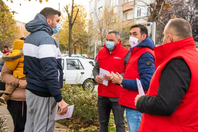 Foto FOTO. Primarul Emil Moţ şi candidaţii PSD Olt la Parlament, în cartierul Steaua din Slatina. Politicienii au stat de vorbă cu oamenii