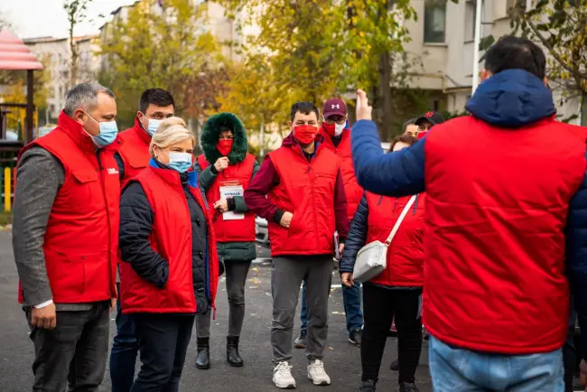 Foto FOTO. Primarul Emil Moţ şi candidaţii PSD Olt la Parlament, în cartierul Steaua din Slatina. Politicienii au stat de vorbă cu oamenii