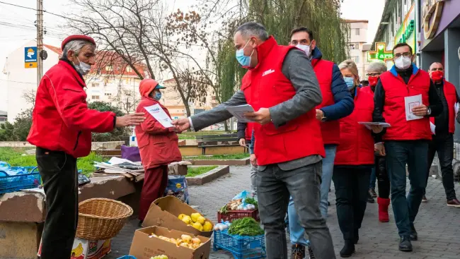 Foto FOTO. Primarul Emil Moţ şi candidaţii PSD Olt la Parlament, în cartierul Steaua din Slatina. Politicienii au stat de vorbă cu oamenii