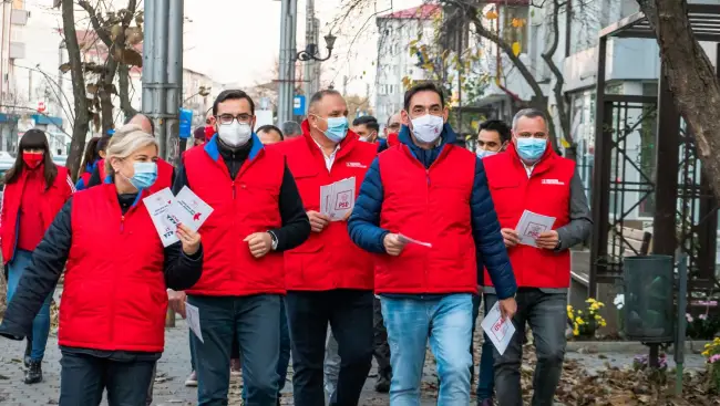 Foto FOTO. Primarul Emil Moţ şi candidaţii PSD Olt la Parlament, în cartierul Steaua din Slatina. Politicienii au stat de vorbă cu oamenii