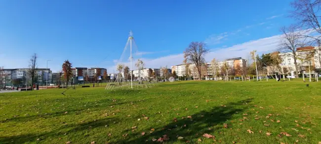 Foto FOTO. Decoraţiuni de iarnă pregătite de Primărie în Parcul Tineretului din Slatina