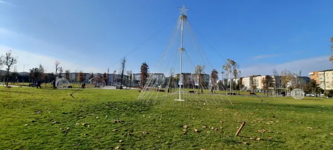 Foto FOTO. Decoraţiuni de iarnă pregătite de Primărie în Parcul Tineretului din Slatina