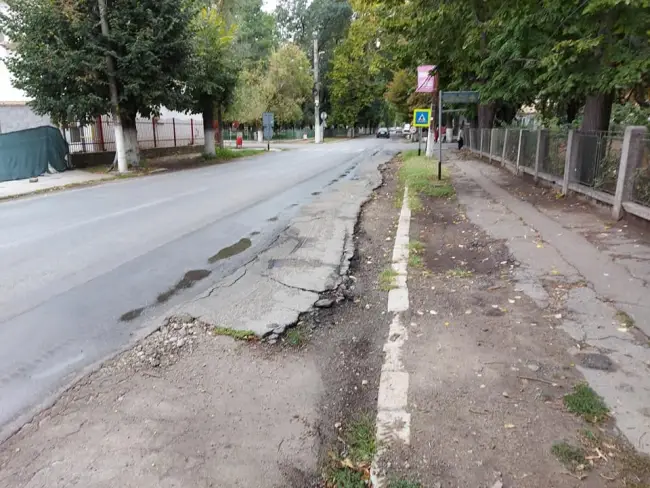 Foto FOTO. Străzi şi trotuare aflate în stare de degradare, în Corabia, administrate de CNAIR. Primăria a amplasat panouri prin care informează că nu poate interveni pe aceste artere