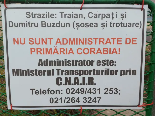 Foto FOTO. Străzi şi trotuare aflate în stare de degradare, în Corabia, administrate de CNAIR. Primăria a amplasat panouri prin care informează că nu poate interveni pe aceste artere