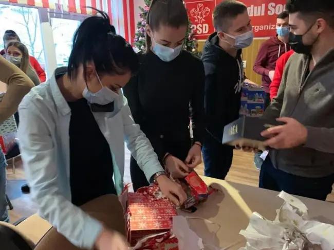 Foto  FOTO. Tinerii social-democraţi din Slatina, Caracal şi Scorniceşti, cadouri pentru familiile nevoiaşe