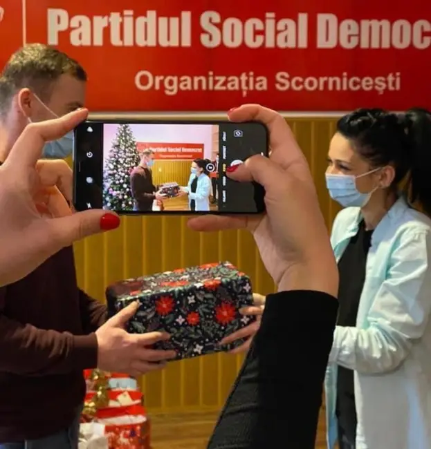 Foto  FOTO. Tinerii social-democraţi din Slatina, Caracal şi Scorniceşti, cadouri pentru familiile nevoiaşe
