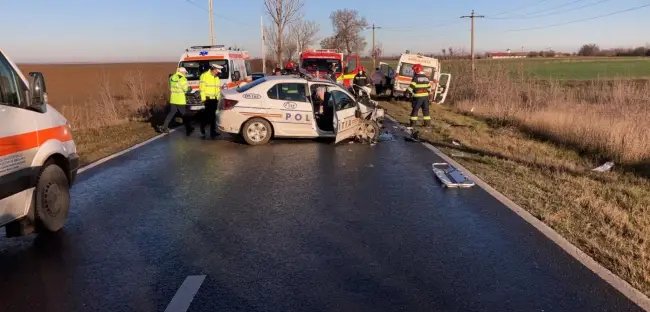 Foto FOTO. Cei doi poliţişti răniţi în accidentul de la Şopârliţa au fracturi la picioare. Motivul pentru care autospeciala de poliţie a intrat în ambulanţă