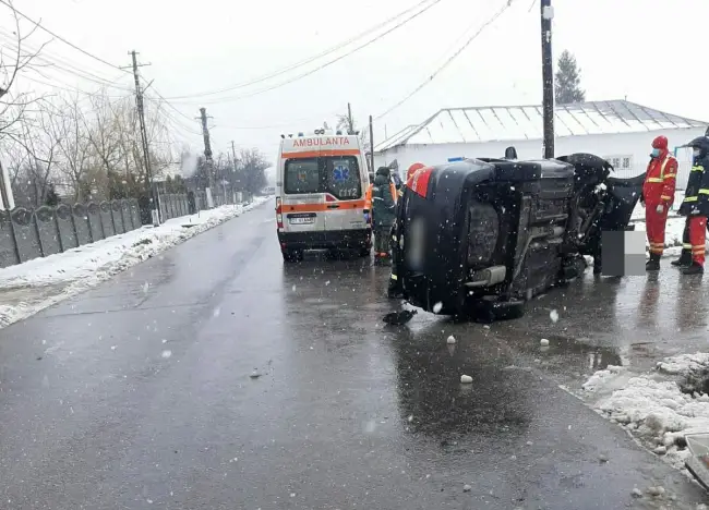 Foto Accident la Bobiceşti: Două maşini implicate, o persoană rănită