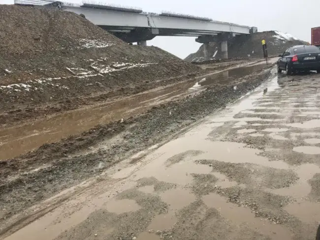 Foto Starea precară a drumurilor din zona şantierului Drumului Expres, în zonele Brebeni şi Slătioara, pe masa ministrului Transporturilor. Un parlamentar de Olt a făcut interpelarea