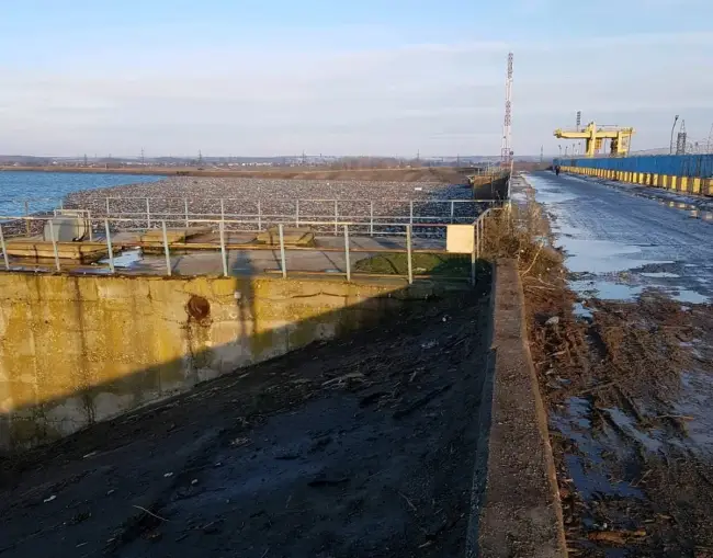 Foto FOTO: Invazie de PET-uri, în barajul de la Drăgăneşti-Olt