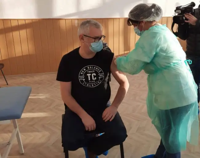 Foto Parlamentarii PSD Olt lasă mai întâi categoriile vulnerabile să primească vaccinul anti-COVID. Liberalii s-au grăbit să se imunizeze printre primii