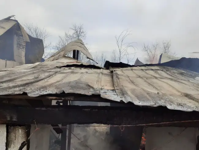 Foto FOTO&VIDEO. Incendiu la o locuinţă, în Corbu. Un bărbat de 75 de ani a ajuns la spital