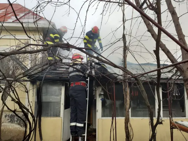 Foto FOTO&VIDEO. Incendiu la o locuinţă, în Corbu. Un bărbat de 75 de ani a ajuns la spital
