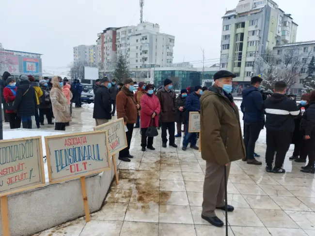 Foto FOTO: Pensionarii olteni au pichetat Prefectura. Oamenii cer respectarea legii şi creşterea punctului de pensie cu 40 de procente