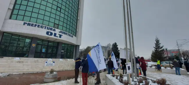 Foto FOTO & VIDEO. Protest al poliţiştilor olteni, împotriva Guvernului. Zeci de oameni ai legii, în faţa Prefecturii