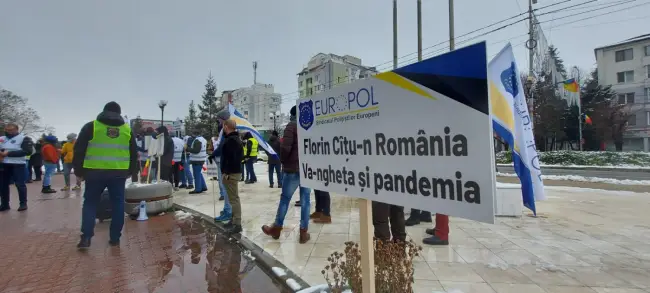 Foto FOTO & VIDEO. Protest al poliţiştilor olteni, împotriva Guvernului. Zeci de oameni ai legii, în faţa Prefecturii