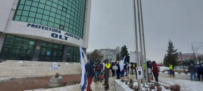 Foto FOTO & VIDEO. Protest al poliţiştilor olteni, împotriva Guvernului. Zeci de oameni ai legii, în faţa Prefecturii