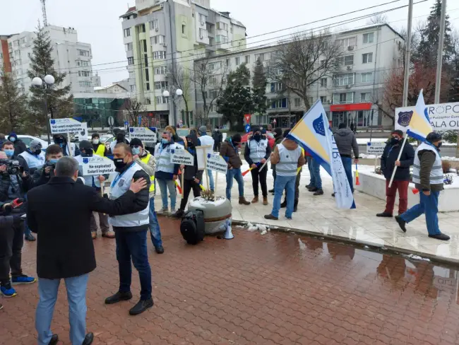 Foto FOTO & VIDEO. Protest al poliţiştilor olteni, împotriva Guvernului. Zeci de oameni ai legii, în faţa Prefecturii