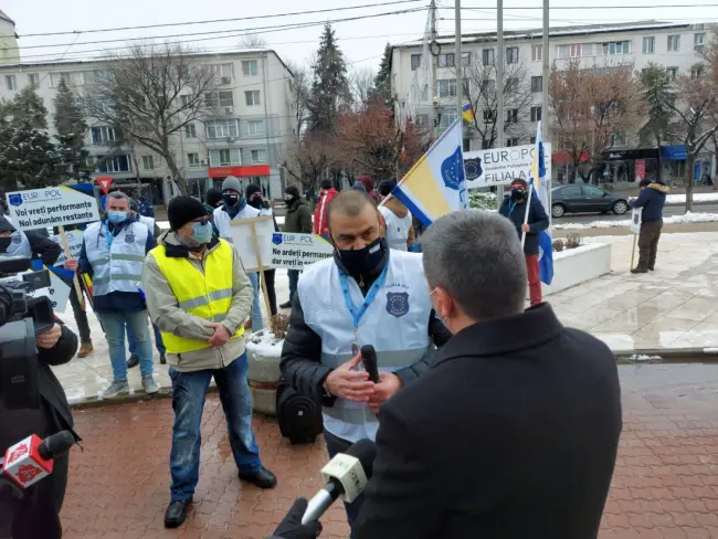 Foto FOTO & VIDEO. Protest al poliţiştilor olteni, împotriva Guvernului. Zeci de oameni ai legii, în faţa Prefecturii